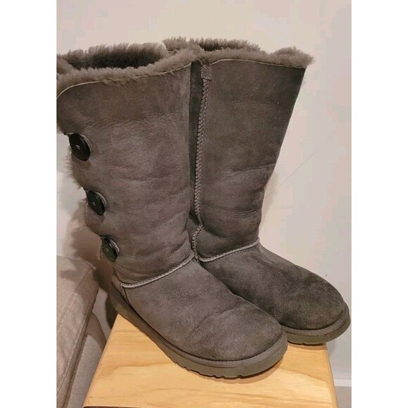 UGG Bailey Triplet Button Women Sheepskin Shearling Sherpa Boots Grey Women sz 9 - Picture 7 of 11